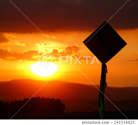 秋日傍晚,夕陽緩緩西沉,天空映襯著一塊招牌的輪廓。 秋日傍晚,夕陽緩緩西沉,天空映襯著一塊招牌的輪廓。 141554825