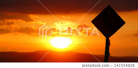秋日傍晚,夕陽緩緩西沉,天空映襯著一塊招牌的輪廓。 秋日傍晚,夕陽緩緩西沉,天空映襯著一塊招牌的輪廓。 141554826