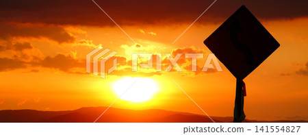 秋日傍晚,夕陽緩緩西沉,天空映襯著一塊招牌的輪廓。 秋日傍晚,夕陽緩緩西沉,天空映襯著一塊招牌的輪廓。 141554827