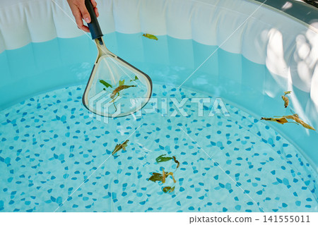 Cleaning inflatable pool with net Cleaning inflatable pool with net 141555011