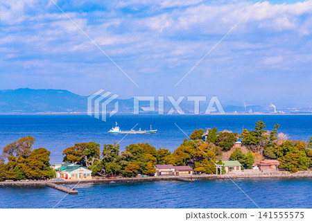 [Shizuoka Prefecture] Osezaki Cape in West Izu, which juts out into Suruga Bay, and ships sailing there. 141555575