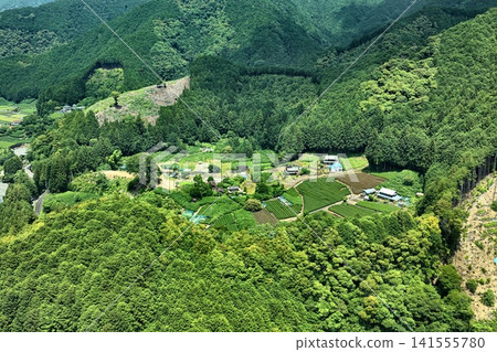 空拍照片捕捉了靜岡縣靜岡市山區的茶園和居民點。 空拍照片捕捉了靜岡縣靜岡市山區的茶園和居民點。 141555780