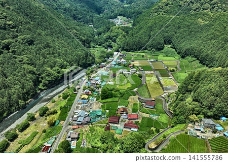 空拍照片展現了靜岡縣靜岡市的山村和茶園。 空拍照片展現了靜岡縣靜岡市的山村和茶園。 141555786