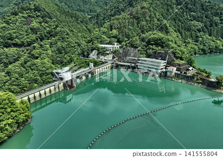 靜岡縣伊川水壩和水庫的空拍照片。 靜岡縣伊川水壩和水庫的空拍照片。 141555804