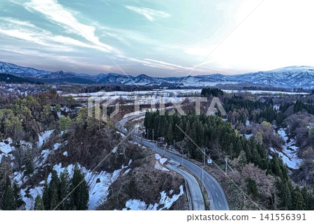 空拍照片展現了山形縣大倉村的山區和殘雪。 空拍照片展現了山形縣大倉村的山區和殘雪。 141556391