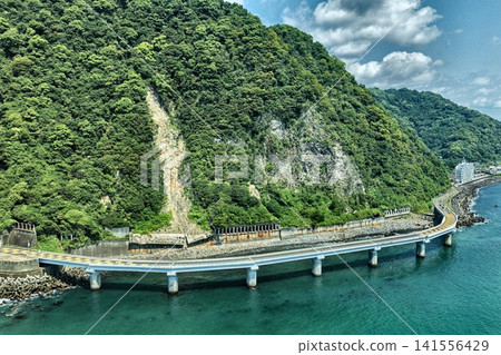 靜岡縣奧突海岸石部海橋的空拍照片。 靜岡縣奧突海岸石部海橋的空拍照片。 141556429