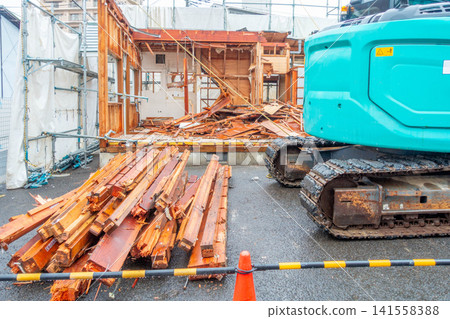 Wooden house demolition work, hydraulic excavator, demolition grab, grapple, fork Wooden house demolition work, hydraulic excavator, demolition grab, grapple, fork 141558388
