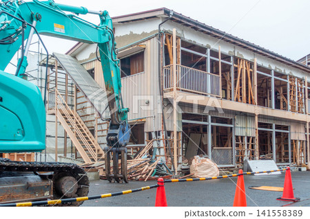 Wooden house demolition work, hydraulic excavator, demolition grab, grapple, fork Wooden house demolition work, hydraulic excavator, demolition grab, grapple, fork 141558389