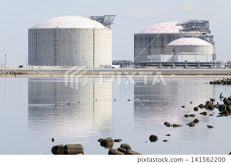 LNG tanks reflected on the water's surface: A scene from Hitachi Port. LNG tanks reflected on the water's surface: A scene from Hitachi Port. 141562200