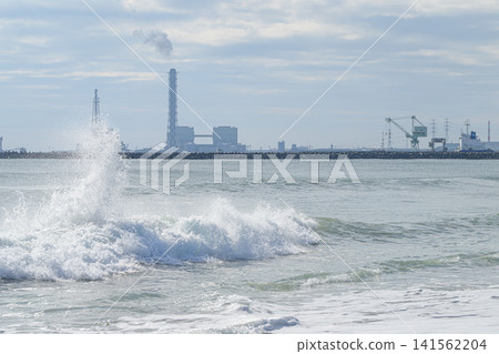 海浪拍岸與工廠林立的景象:那卡火力發電廠 海浪拍岸與工廠林立的景象:那卡火力發電廠 141562204