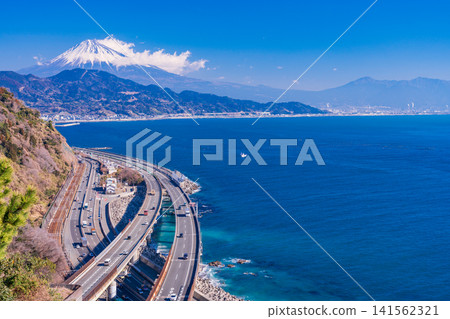 [Shizuoka Prefecture] Mount Fuji as seen from Satta Pass, where the Tokaido transportation network intersects. 141562321