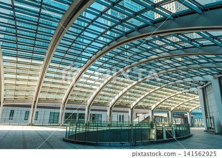汐留站出口的大廳和幾何造型的玻璃屋頂 汐留站出口的大廳和幾何造型的玻璃屋頂 141562925