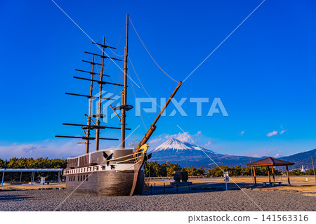 [Shizuoka Prefecture] The Diana ship and Mount Fuji at Fujinokuni Tagonoura Minato Park 141563316