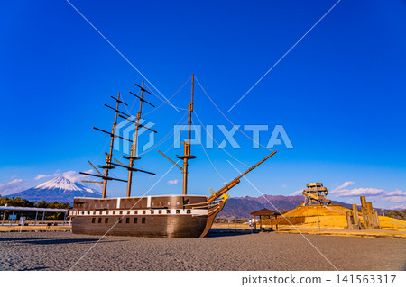[Shizuoka Prefecture] The Diana ship and Mount Fuji at Fujinokuni Tagonoura Minato Park 141563317
