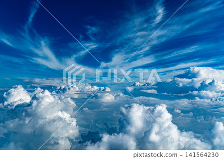 壯麗的積雨雲鋪滿夏日的天空,是從飛機舷窗望出去的景色。 壯麗的積雨雲鋪滿夏日的天空,是從飛機舷窗望出去的景色。 141564230
