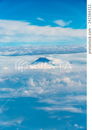 從空中俯瞰,富士山從雲層中探出頭來。 從空中俯瞰,富士山從雲層中探出頭來。 141564311