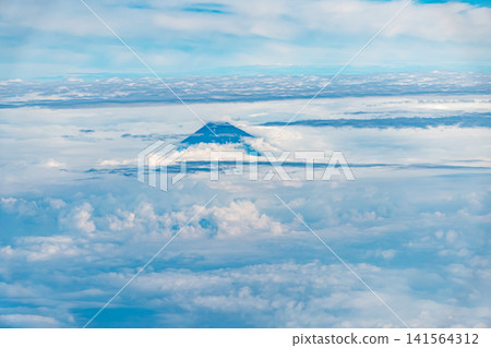 從空中俯瞰,富士山從雲層中探出頭來。 從空中俯瞰,富士山從雲層中探出頭來。 141564312
