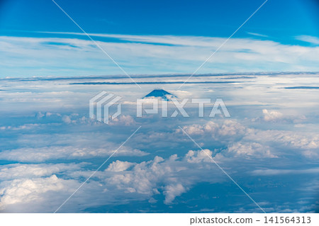 從空中俯瞰,富士山從雲層中探出頭來。 從空中俯瞰,富士山從雲層中探出頭來。 141564313