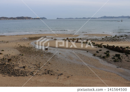 退潮時海灘和沙灘的景色 | 寧靜的海岸自然風光 退潮時海灘和沙灘的景色 | 寧靜的海岸自然風光 141564500