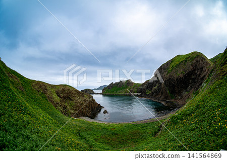 禮文島蘇凱岬的清澈海水和懸崖景色。 禮文島蘇凱岬的清澈海水和懸崖景色。 141564869