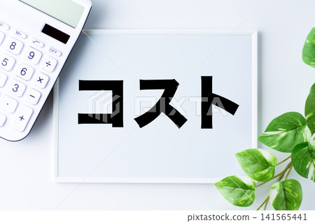 白板上寫著「成本」一詞 白板上寫著「成本」一詞 141565441