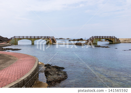 佐渡島下相川千條敷附近的夏季海景。 佐渡島下相川千條敷附近的夏季海景。 141565592