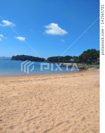 美麗的沙灘和藍色的大海 美麗的沙灘和藍色的大海 141565781