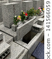 墓室和骨灰甕位於墓碑內，蓋子已打開，準備下葬。 141566059