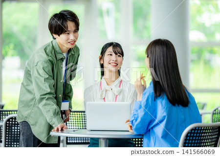 在辦公室使用筆記型電腦的商務人士,包括男性和女性。 在辦公室使用筆記型電腦的商務人士,包括男性和女性。 141566069