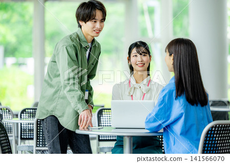 在辦公室使用筆記型電腦的商務人士,包括男性和女性。 在辦公室使用筆記型電腦的商務人士,包括男性和女性。 141566070