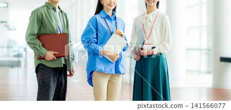 A man and a woman, both office workers, are standing side by side. A man and a woman, both office workers, are standing side by side. 141566077