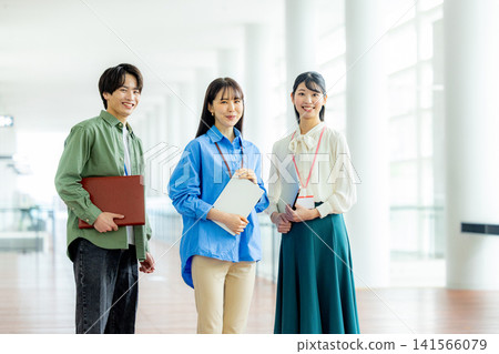 A man and a woman, both office workers, are standing side by side. A man and a woman, both office workers, are standing side by side. 141566079