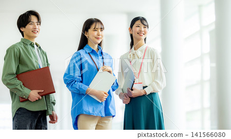 一男一女，都是上班族，並肩站著。 141566080