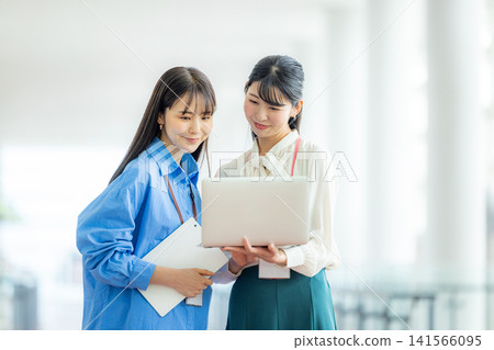Business woman with laptop Business woman with laptop 141566095