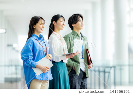 男性和女性商務人士 141566101