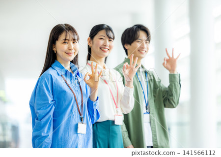 Male and female business people Male and female business people 141566112
