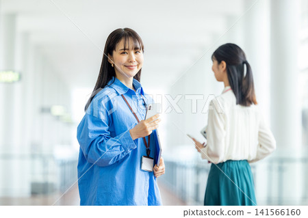經營一部智能手機的女商人在辦公室 141566160