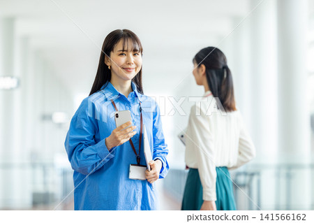 經營一部智能手機的女商人在辦公室 141566162