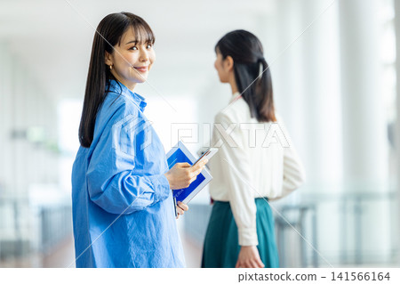 經營一部智能手機的女商人在辦公室 141566164