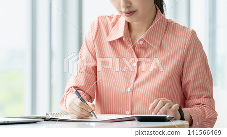 在辦公桌前工作的女性/女商人 在辦公桌前工作的女性/女商人 141566469