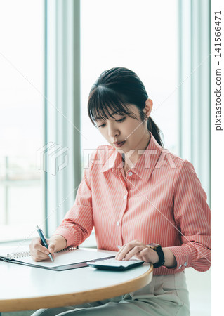 在辦公桌前工作的女性/女商人 在辦公桌前工作的女性/女商人 141566471