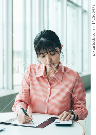 在辦公桌前工作的女性/女商人 在辦公桌前工作的女性/女商人 141566472