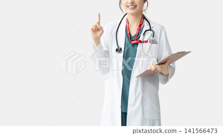 一名女性醫護人員正在指引方向 一名女性醫護人員正在指引方向 141566473