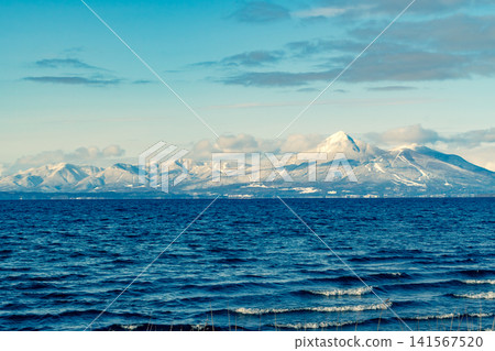Lake Inawashiro and Mount Bandai in winter a-3 Warm and cool color emphasis Lake Inawashiro and Mount Bandai in winter a-3 Warm and cool color emphasis 141567520