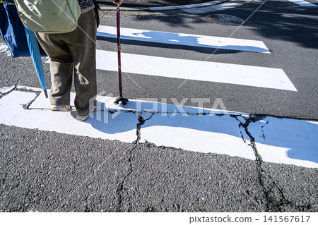 Cracks in Japan's Yokohama urban landscape… Elderly people using canes… As the aging society progresses, infrastructure is also deteriorating… Cracks in Japan's Yokohama urban landscape… Elderly people using canes… As the aging society progresses, infrastructure is also deteriorating… 141567617