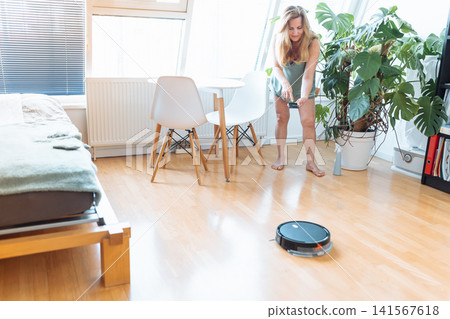 cleaning with robotic technology 141567618