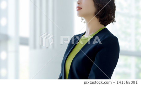 微笑的女人/女商人 141568091