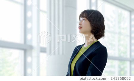 微笑的女人/女商人 141568092