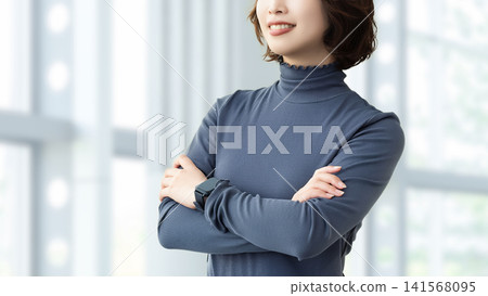 微笑的女人/雙臂交叉的女商人 141568095