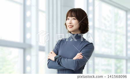 微笑的女人/雙臂交叉的女商人 141568096